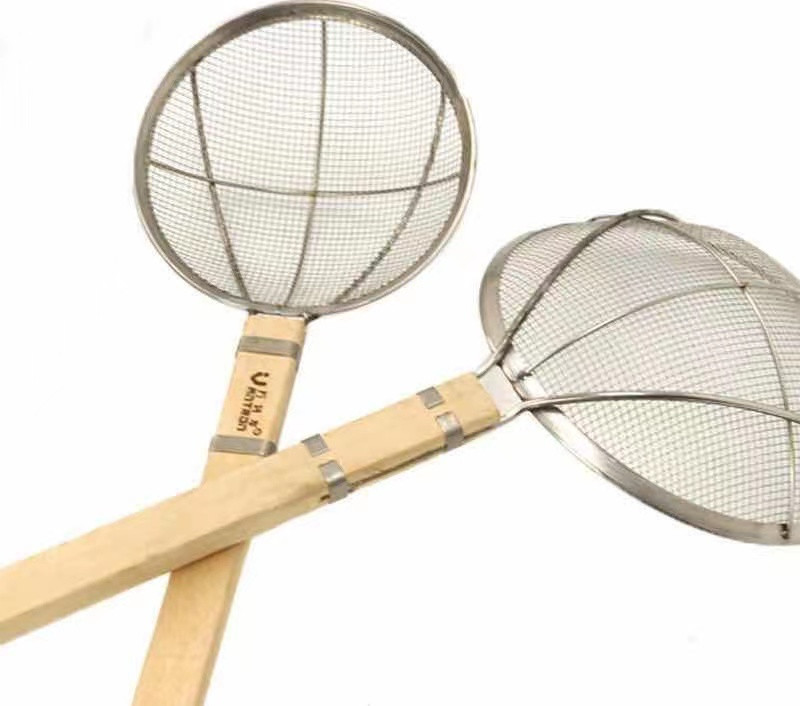 Stainless steel mesh strainer with wooden handle, 28 cm